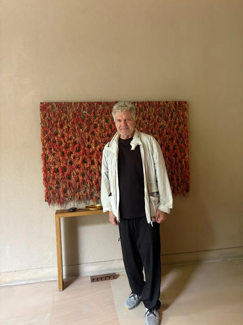 Juan Villalonga Navarro junto a una obra de arte