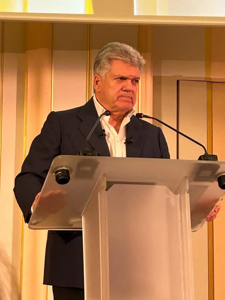 Juan Villalonga Navarro en el atril durante una conferencia