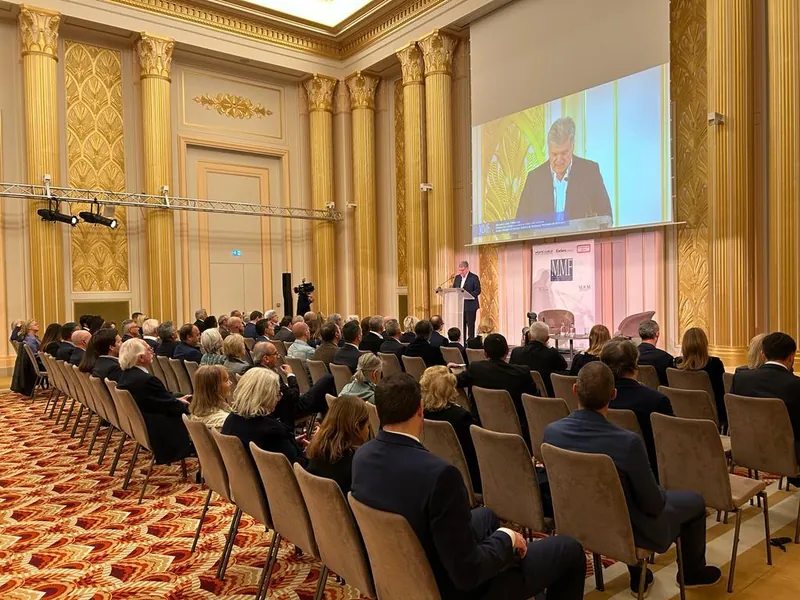 Juan Villalonga Navarro interviene ante el público en una sala de conferencias