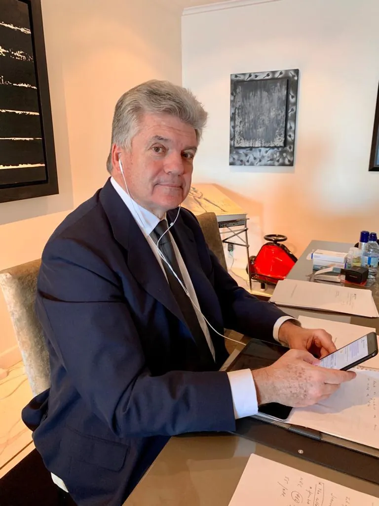 Juan Villalonga Navarro trabajando en su despacho