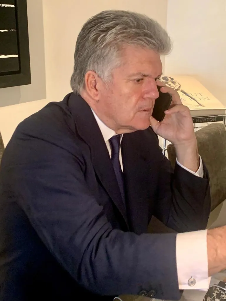 Juan Villalonga Navarro al teléfono en su despacho