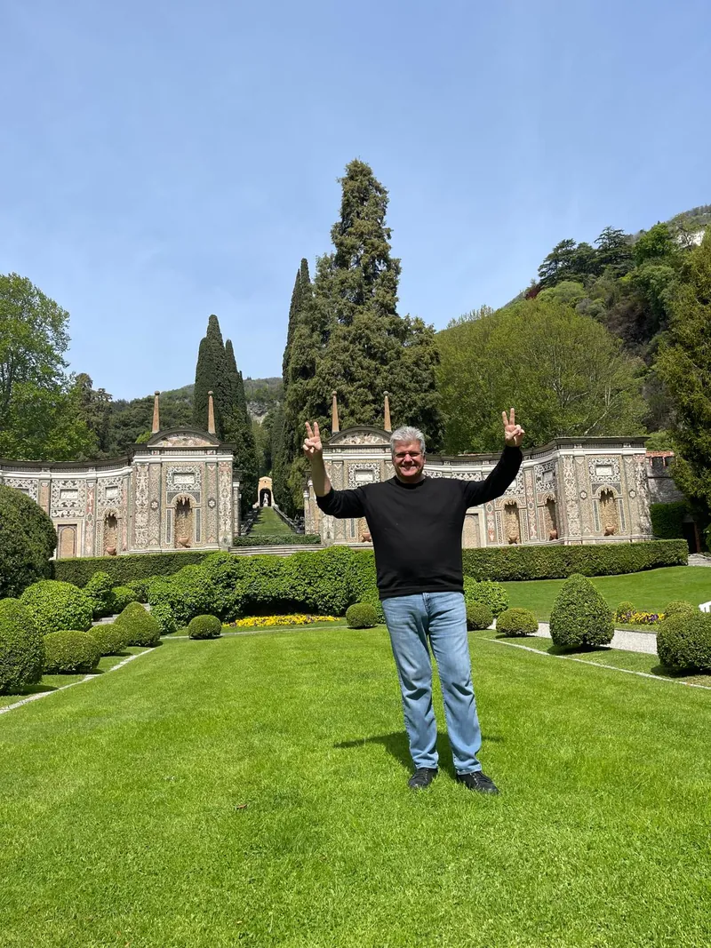 Juan Villalonga Navarro en un jardín histórico