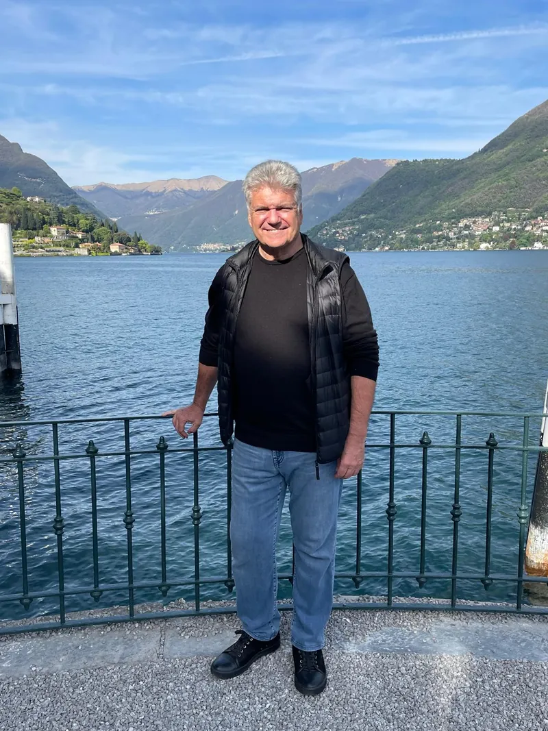Juan Villalonga Navarro junto a un lago de montaña