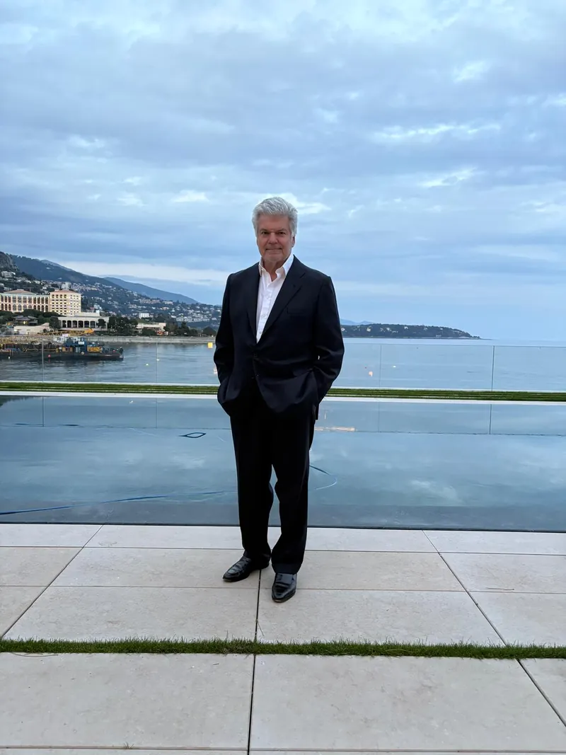 Juan Villalonga Navarro junto al mar Mediterráneo