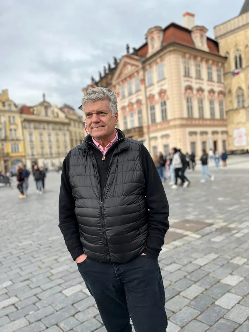 Juan Villalonga Navarro en la plaza de la Ciudad Vieja de Praga