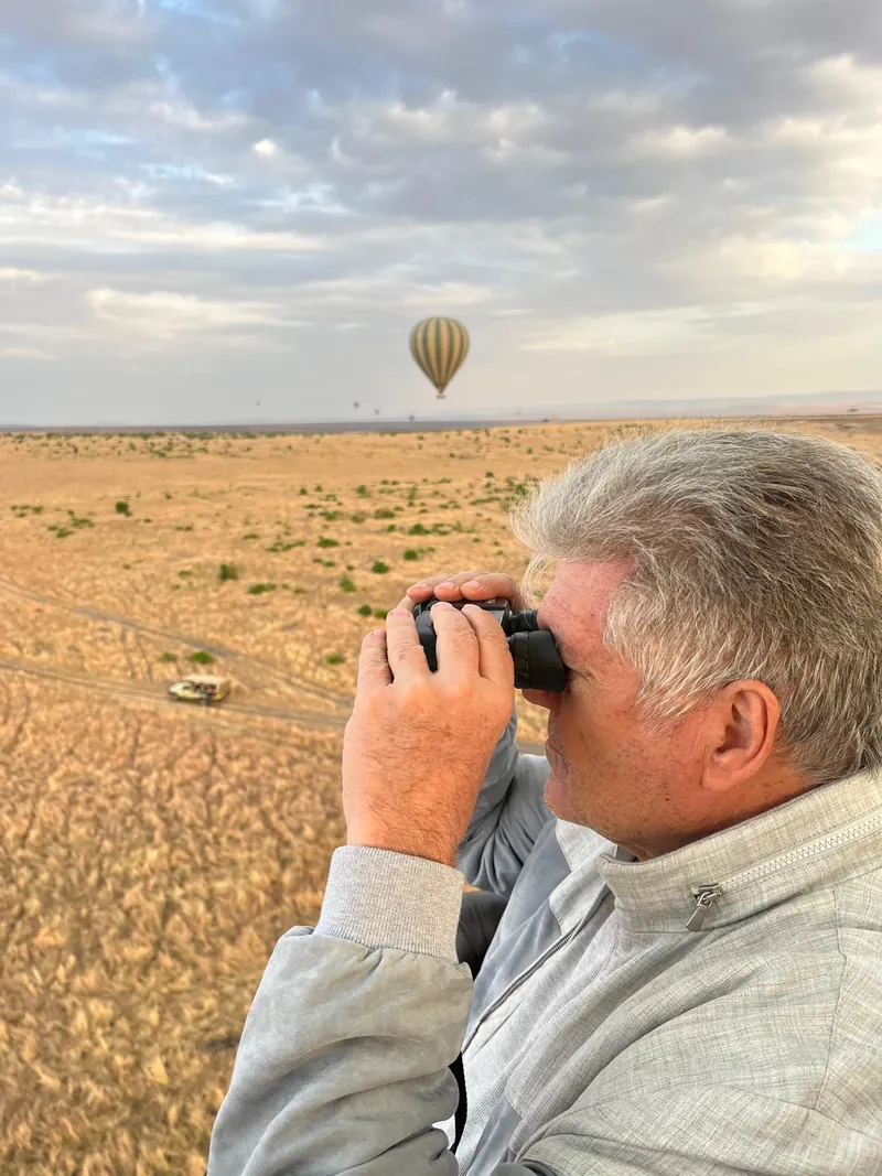 Juan Villalonga Navarro observando el paisaje con prismáticos