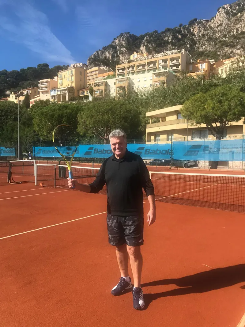 Juan Villalonga Navarro en una pista de tenis de tierra batida