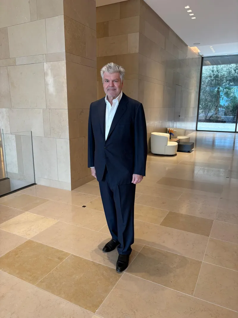 Juan Villalonga Navarro con traje oscuro
