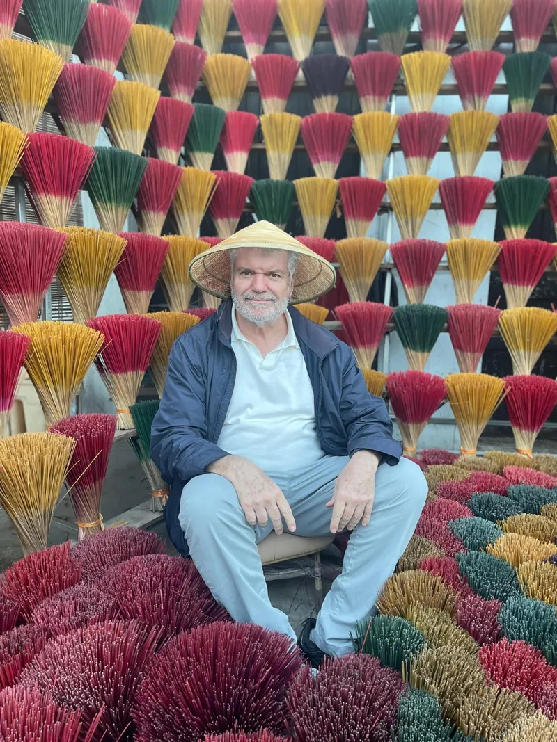 Juan Villalonga Navarro entre incienso de colores en Vietnam