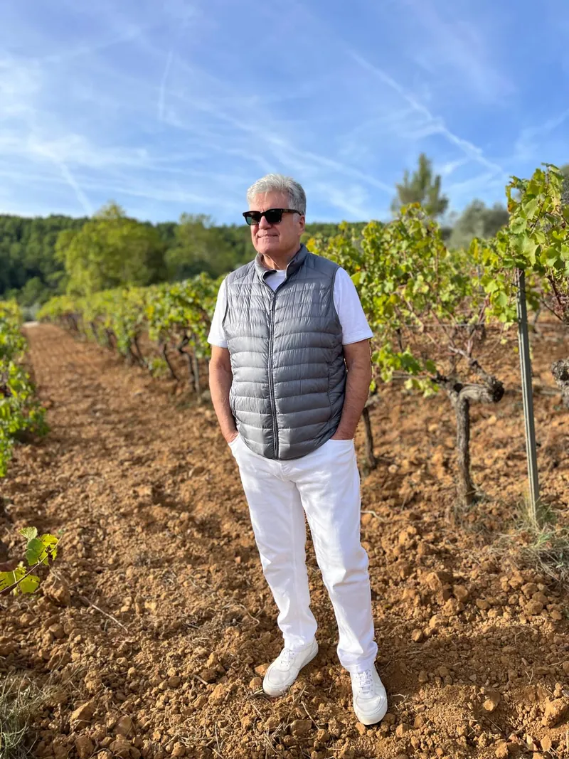 Juan Villalonga Navarro en un viñedo